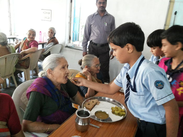 Thanks_Giving_Day-Visittoa_OldAge_Home_2014-15